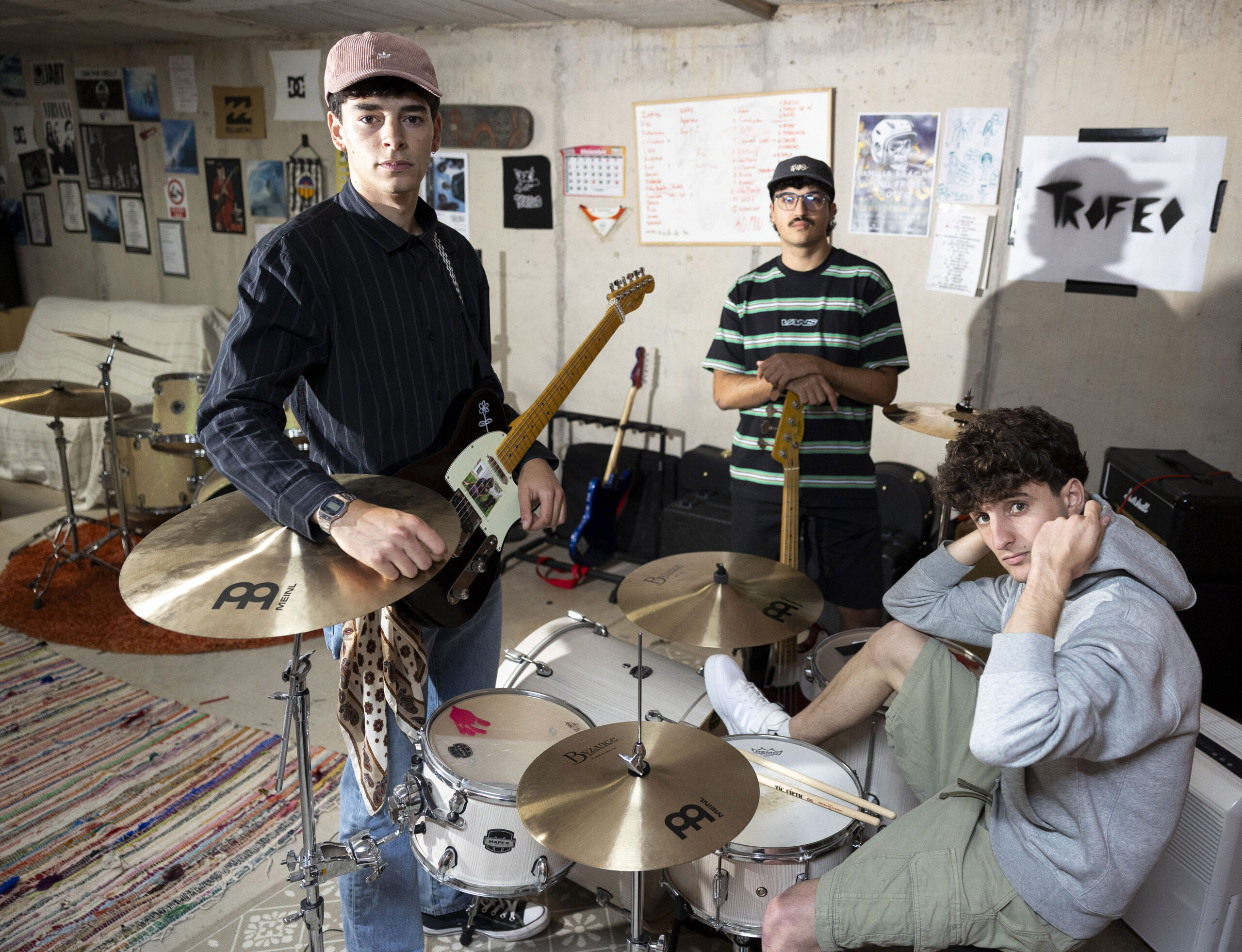 El power trío castellonense Trofeo, formado por Sergi Casañ, Nico Rodríguez y Gorka Arconada, posa antes de su concierto en la fiesta de aniversario de Nomepierdoniuna en el Terra de Castellón. Foto: Ángel Sánchez